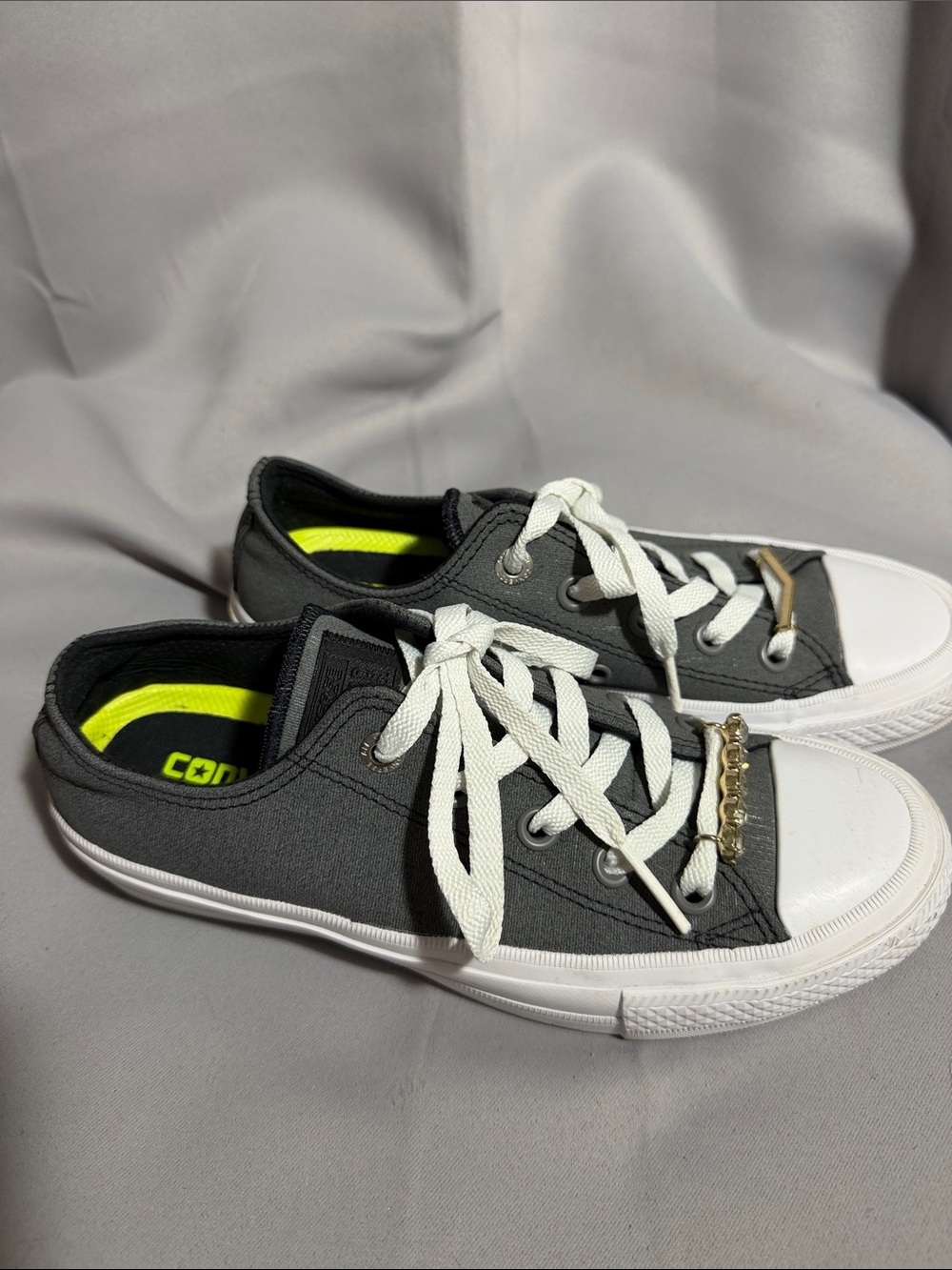 Women’ chuck Taylor 2.. Low Top Canvas Sneakers - Charcoal Gray & White